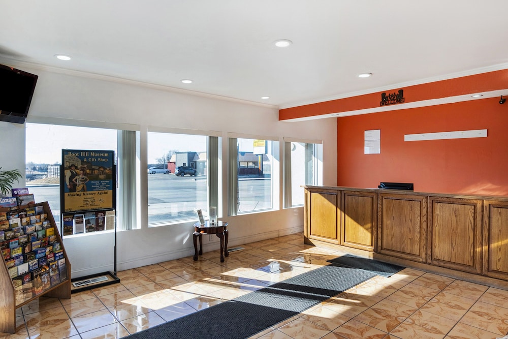 OYO Townhouse Dodge City KS - photo 4