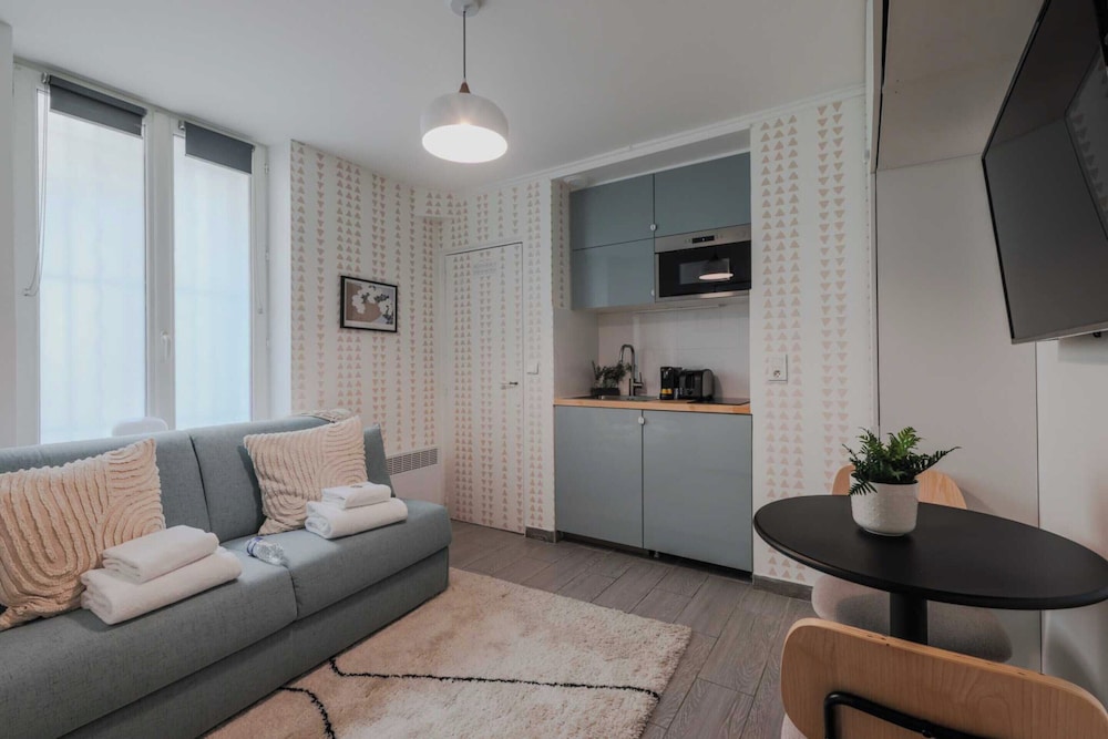 Cosy Studio for 2 People — 4-Star Luxury Hotel in Paris, France