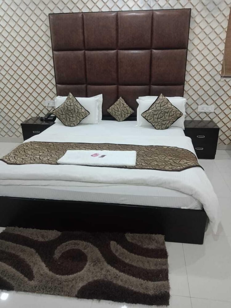 Hotel Mandakini Lush in Kanpur, India