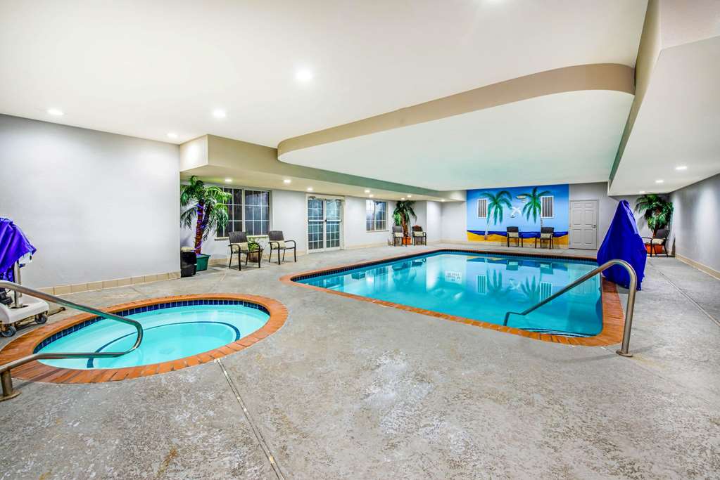 La Quinta Inn & Suites by Wyndham Kingwood Houston IAH Airpt - photo 10