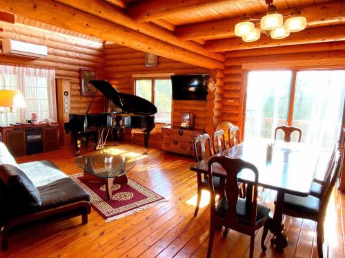 A Private Log House with Mt Fuji View & Piano Thangtong House Japan — 4-Star Luxury Hotel in Mishima, Japan