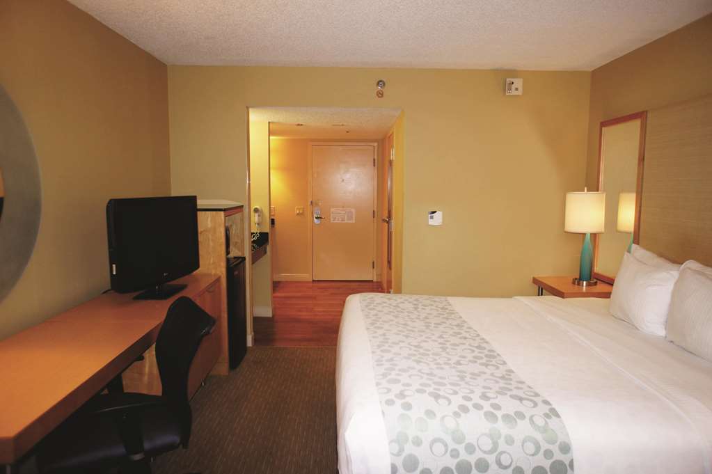 La Quinta Inn & Suites by Wyndham Sarasota Downtown - photo 14