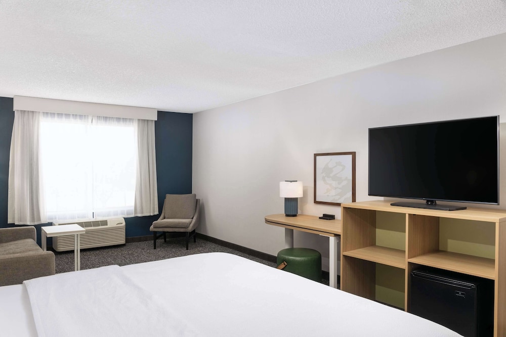 Spark by Hilton Salt Lake City Airport - photo 6