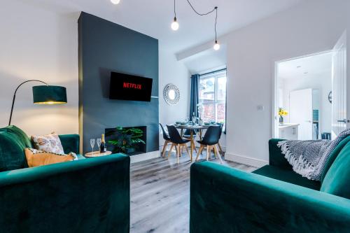 Spacious 4 bed house in Crewe by 53 Degrees Property ideal for Business & Contractors Sleeps 7 — 4-Star Luxury Hotel in Crewe, United Kingdom