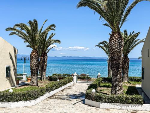 Beach front beautiful family house — 4-Star Luxury Hotel in Pefkochori, Greece
