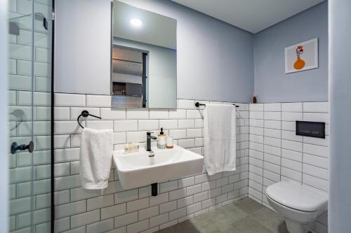 Chic Warehouse Style 1 bedroom Blouberg Beachfront 14 Manhattan