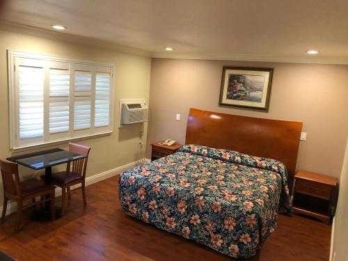 Gateway Thunderbird Motel - photo 17