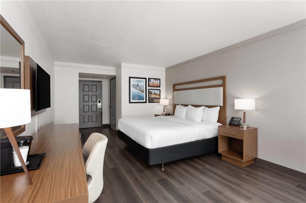 La Quinta Inn & Suites by Wyndham Ft Lauderdale Cypress Cr - photo 12