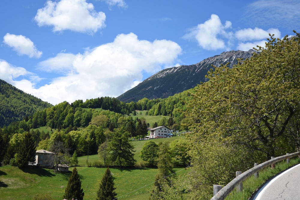 Rifugio Monte Baldo — hotel in Avio