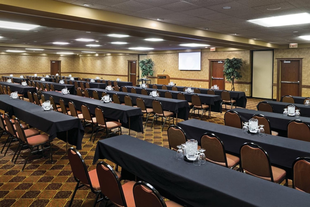 Bismarck Hotel and Conference Center - photo 37