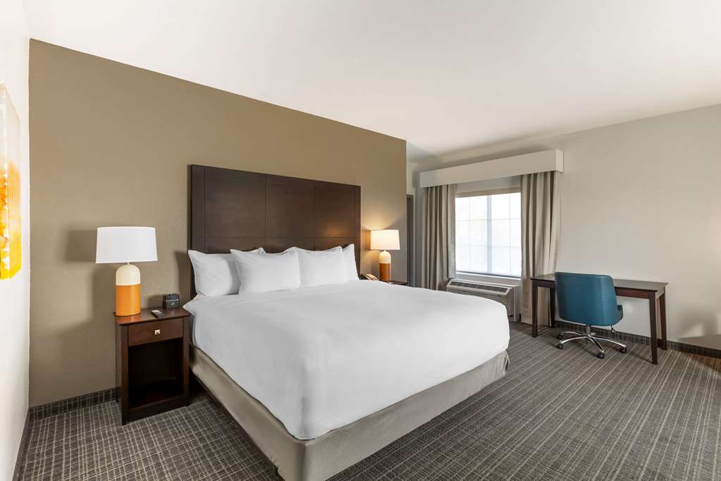 Comfort Inn & Suites Verona at Turning Stone Resort Casino - photo 23