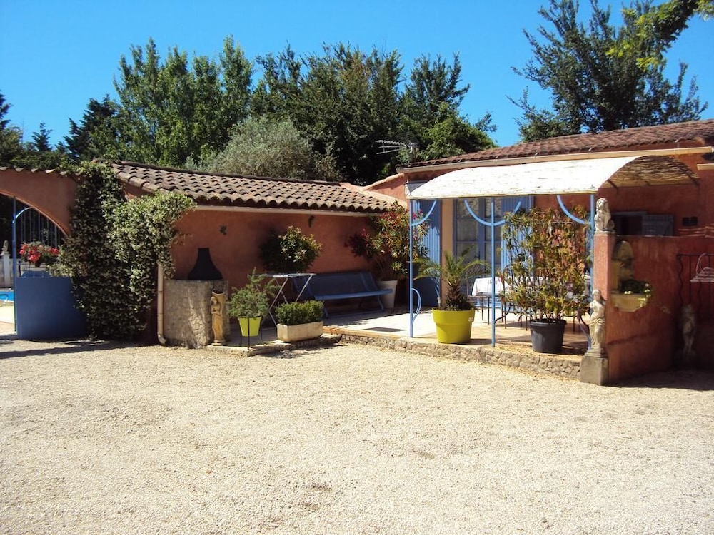 Maison d'hotes La Douloire — 4-Star Luxury Hotel in Pernes-Les-Fontaines, France