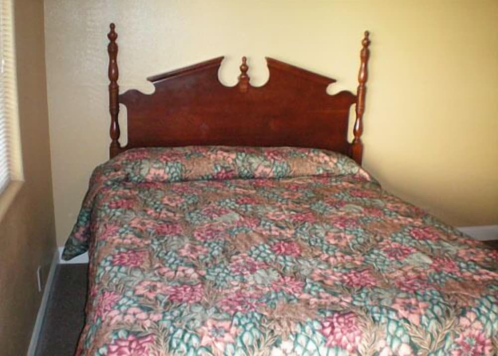 Economy Inn & Suites - photo 11