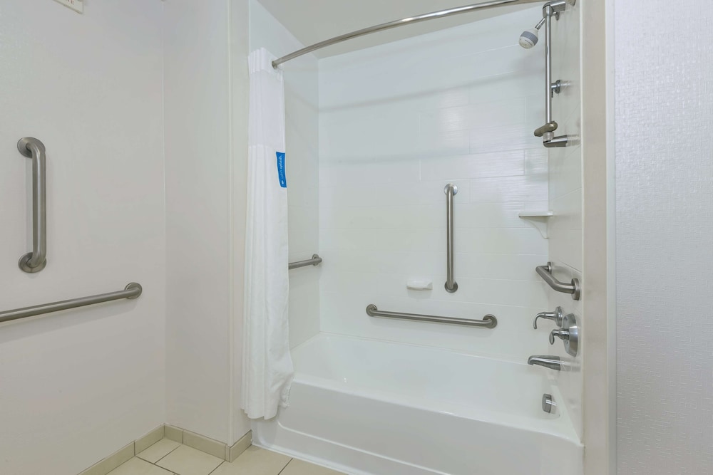 Hampton Inn & Suites Flint Grand Blanc - photo 22