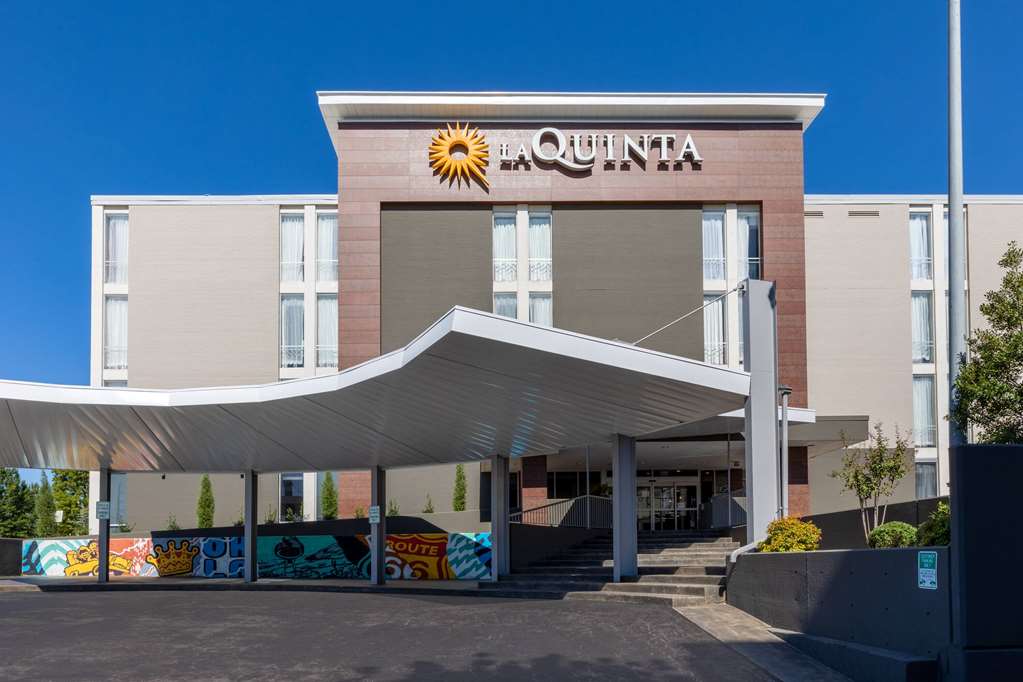 La Quinta Inn & Suites by Wyndham Tulsa Downtown Route 66 - photo 3