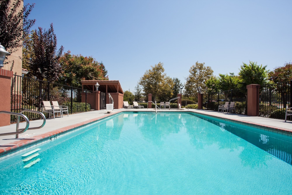 Holiday Inn Express Suites Davis University Area - photo 41