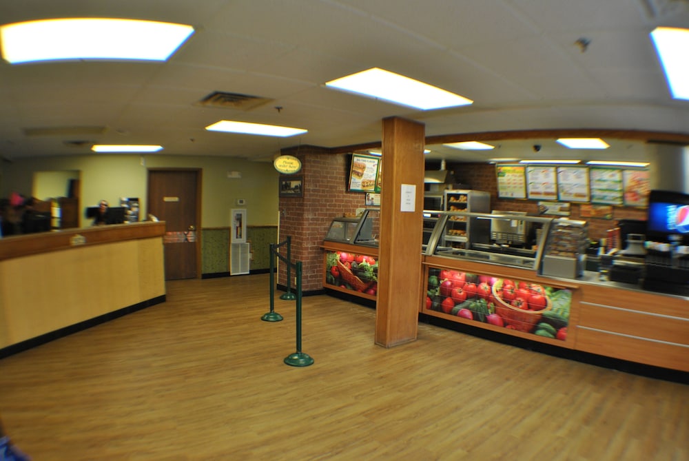 Commodore Resort - photo 2