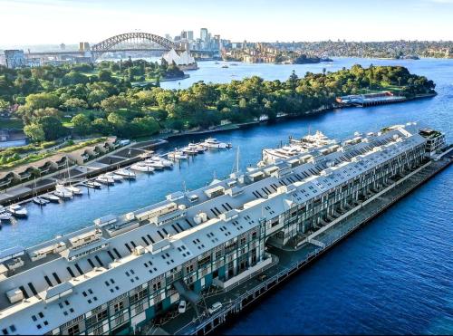 Spectacular Waterfront with Cosmopolitan Lifestyle — 4-Star Luxury Hotel in Sydney, Australia