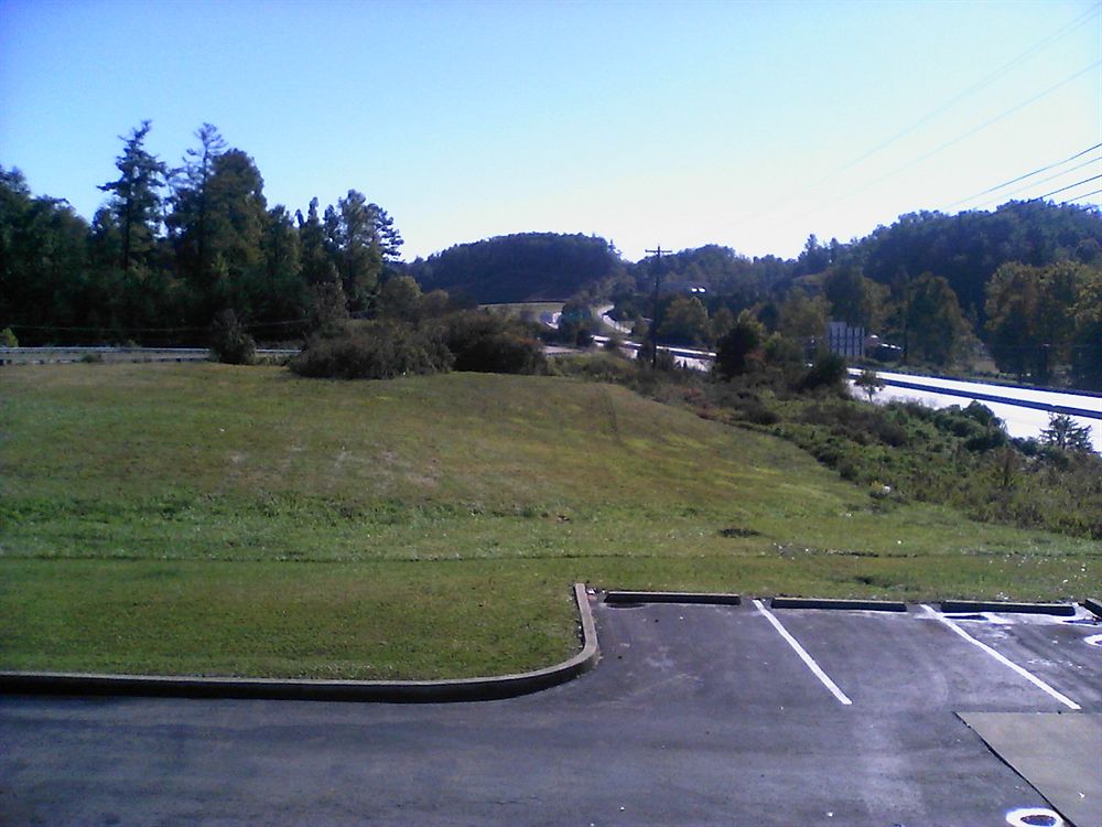 Campton Parkway Inn - photo 31