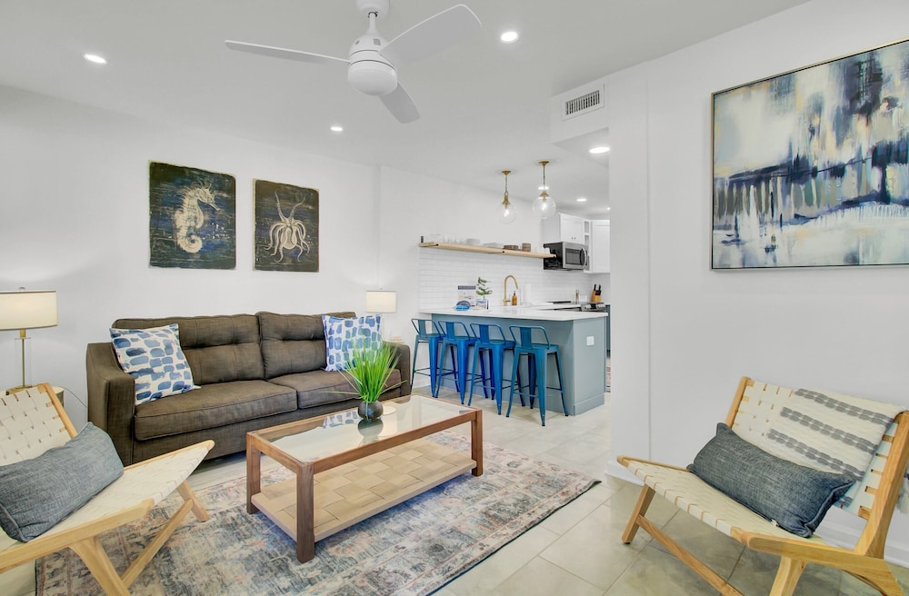 Red Maple by Avantstay Walk to Folly Beach — 4-Star Luxury Hotel in Folly Beach, United States