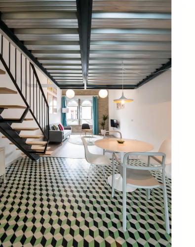 Pop Art Feria luminoso dúplex con terraza privada — 4-Star Luxury Hotel in Sevilla, Spain