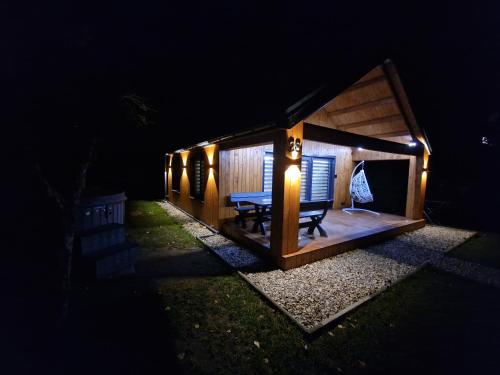 Naujai įrengtas atostogų namelis su kubilu ir pirtimi papildomai in Anyksciai, Lithuania