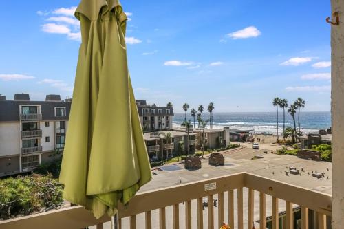 C300 Mid Century Palm Paradise in Oceanside, United States