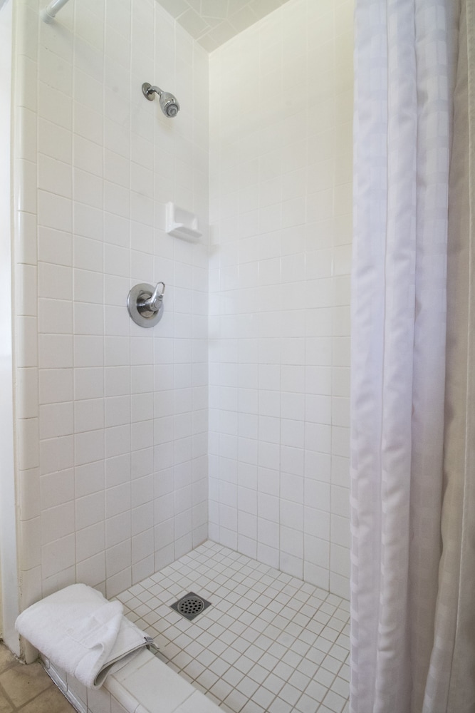 Monterey Peninsula Inn - photo 31