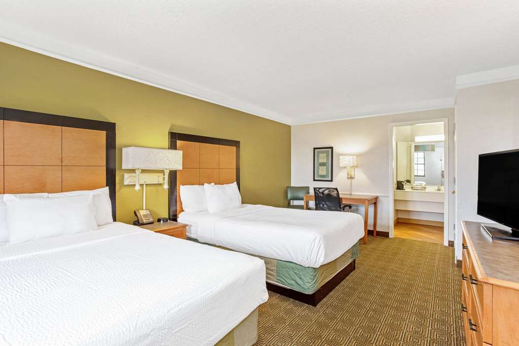 La Quinta Inn by Wyndham Orlando Airport West - photo 9