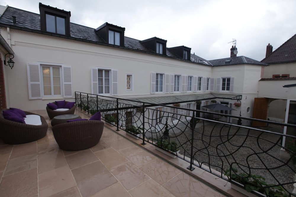 Domaine Sacret Champagne Chambre d'hôtes — 4-Star Luxury Hotel in Epernay, France