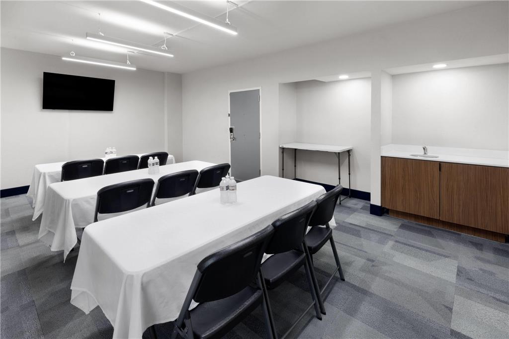 La Quinta Inn & Suites by Wyndham Houston Stafford Sugarland - photo 23