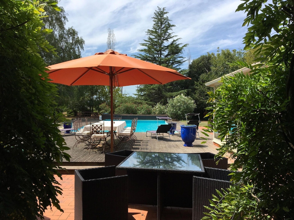 Villa in Nalliers With Private Pool and Garden — 4-Star Luxury Hotel in Nalliers, France