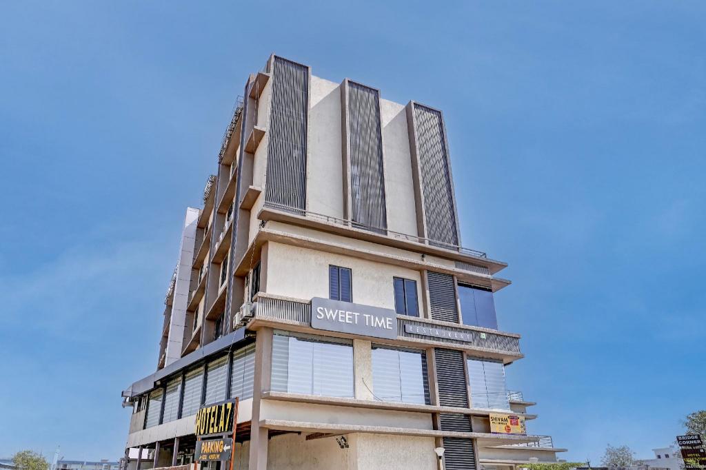 Collection O A Seven — hotel in Kadi