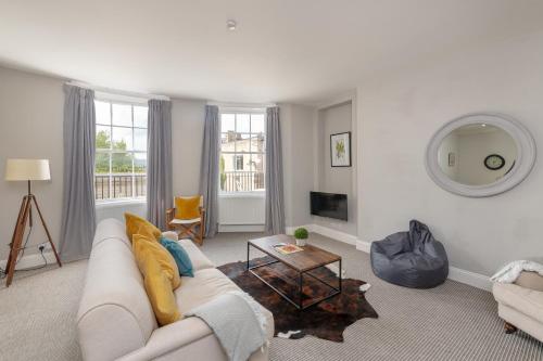 Georgian 2 Bed Apartment with 3 Bathrooms and Parking — 4-Star Luxury Hotel in Bath, United Kingdom