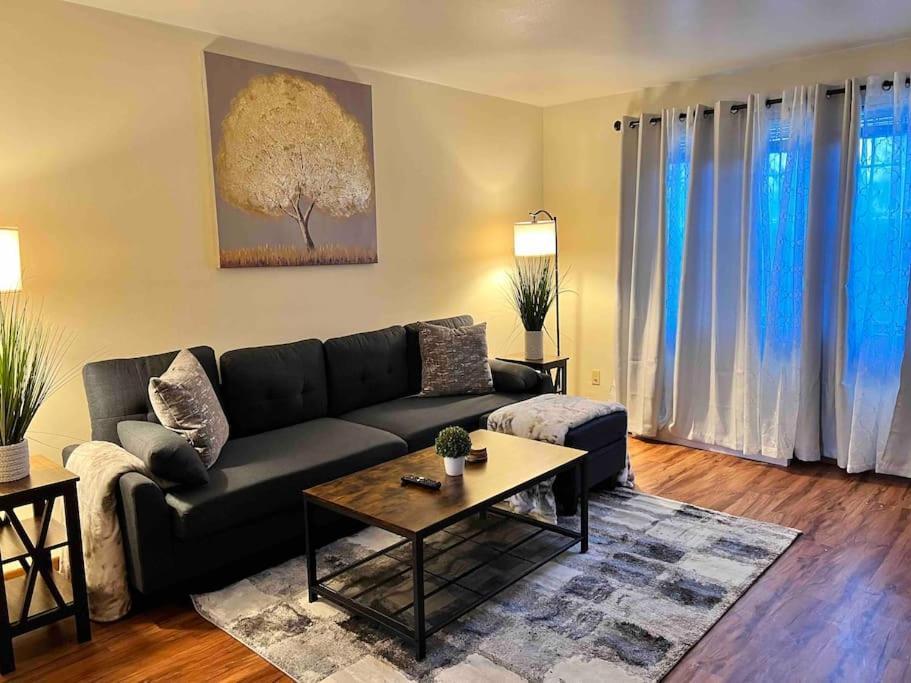 Beautiful 2BR Apartment. Black out Curtains — 4-Star Luxury Hotel in Peoria, United States