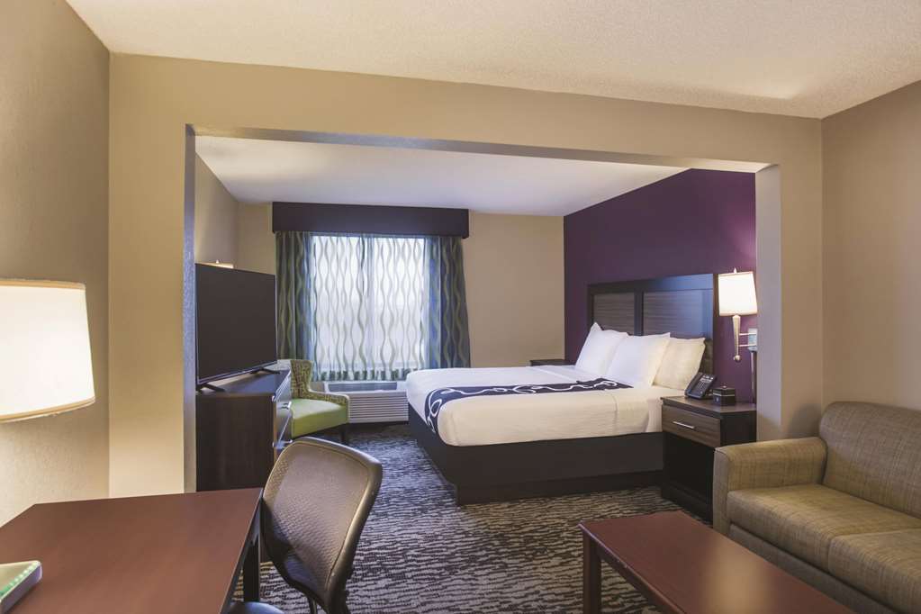 La Quinta Inn & Suites by Wyndham Clearwater South - photo 13