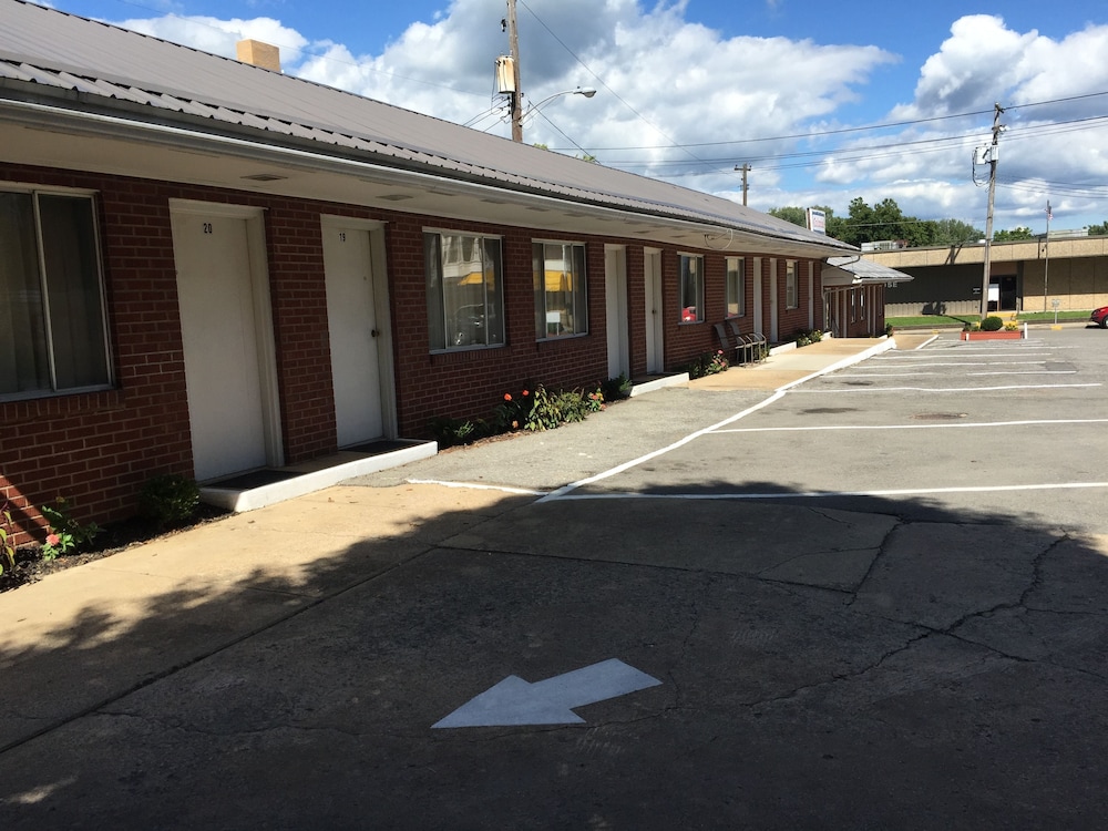 Colonial Hotel Motel - photo 23