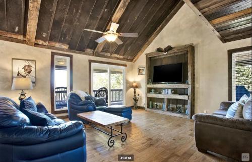Birds Eye Cabin Sunset & Starry Retreat Pet Friendly w Private HotTub Fire Pit and Game Room — 4-Star Luxury Hotel in Ellijay, United States