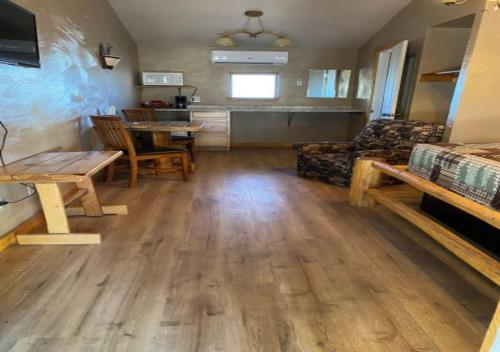 Nine Pines Motel - photo 20