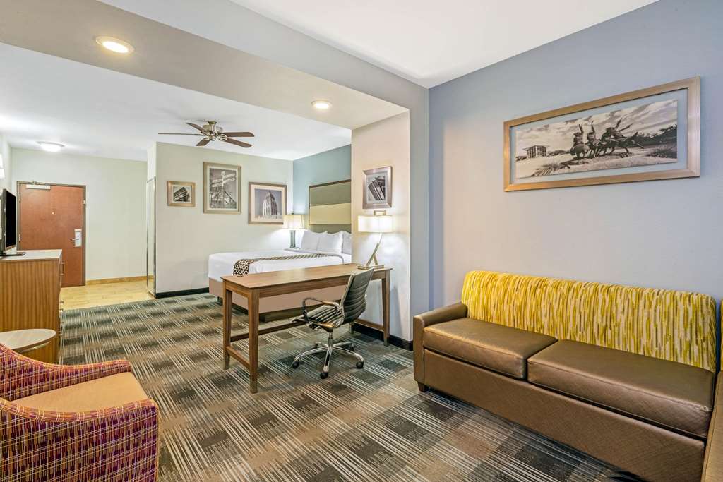 La Quinta Inn & Suites by Wyndham Guthrie - photo 26