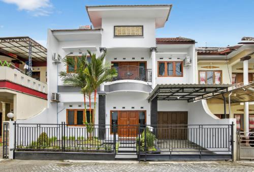Shafira House Modern House 3BR near Yogyakarta culinary spots — 4-Star Luxury Hotel in Yogyakarta, Indonesia