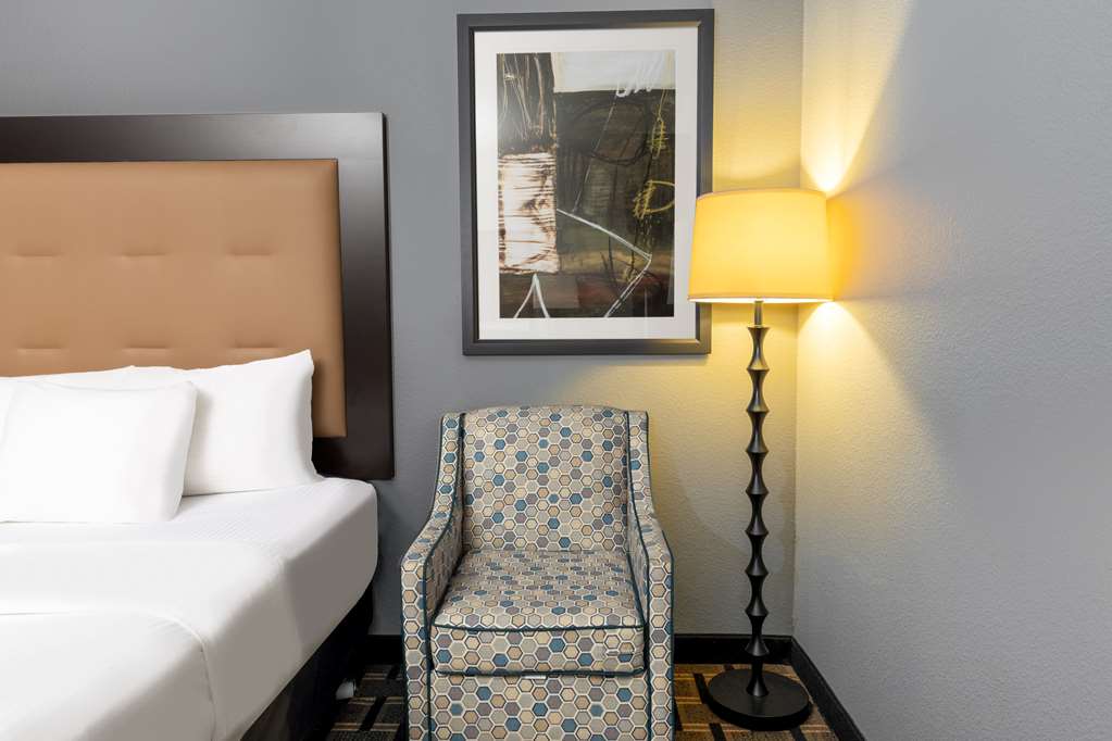 La Quinta Inn & Suites by Wyndham Mt. Pleasant - photo 25