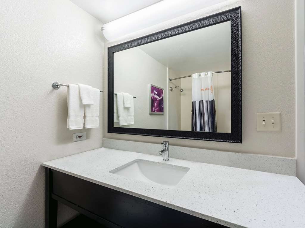 La Quinta Inn & Suites by Wyndham San Antonio Downtown - photo 36