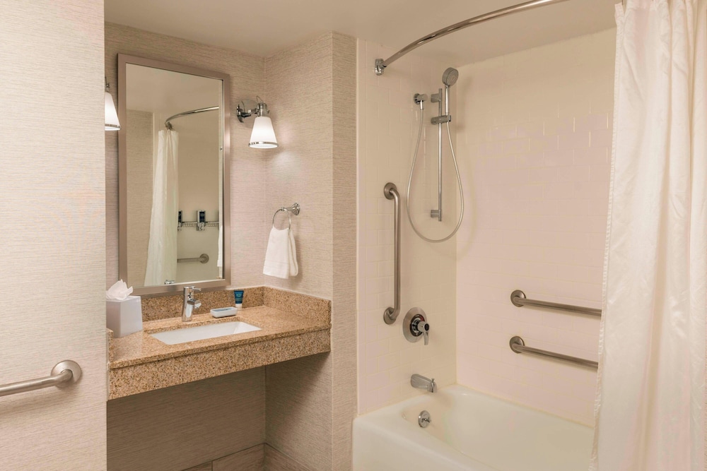 Four Points by Sheraton Boston Logan Airport Revere - photo 19