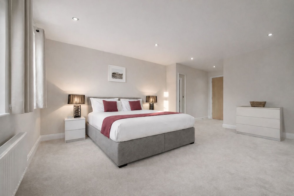 Roomspace Apartments Kinnaird Court — 4-Star Luxury Hotel in Esher, United Kingdom