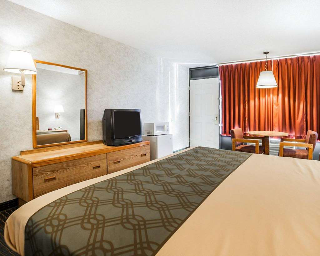 Econo Lodge Jefferson City - photo 20