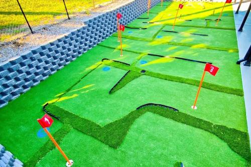 Mini Golf Getaway - carbon neutral hotel in Unknown City