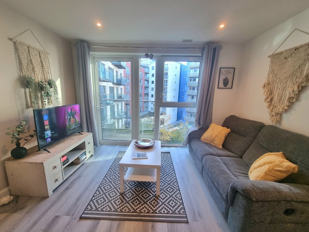 2 bed 2 bath Greenwich Apartment with balcony & lift — 4-Star Luxury Hotel in London, United Kingdom