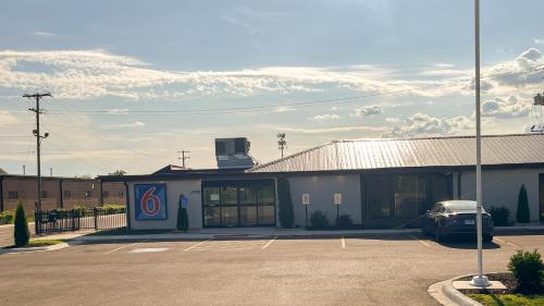 Studio 6 Rockford IL RFD Airport — hotel in Rockford