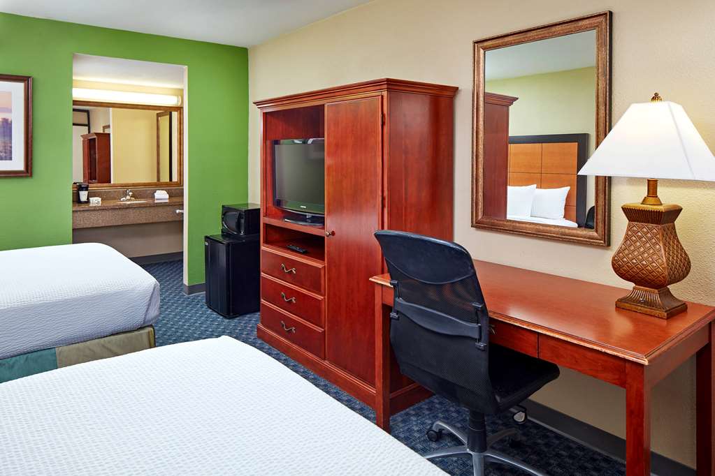 La Quinta Inn & Suites by Wyndham Thousand Oaks Newbury Park - photo 18